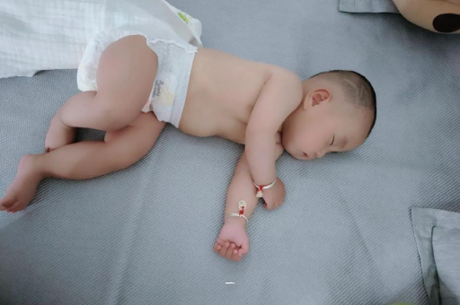 武汉供卵包生男孩宝宝胳膊上起红疙瘩